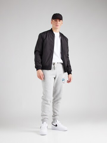 Superdry Tapered Hose in Grau