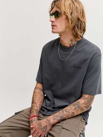 JACK & JONES Bluser & t-shirts 'JJEARCHIVE' i grå