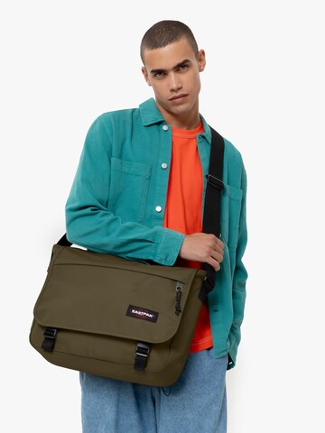 EASTPAK Сумка-мессенджер 'Delegate +' в Зеленый