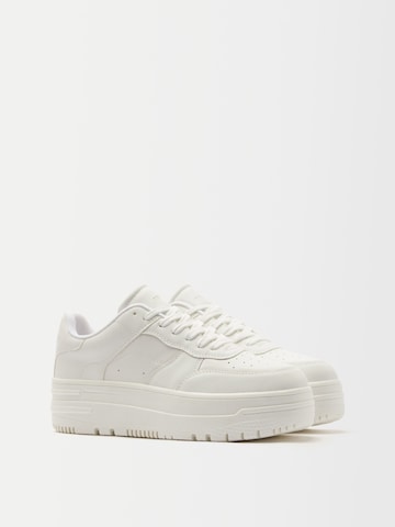 Baskets basses Bershka en blanc