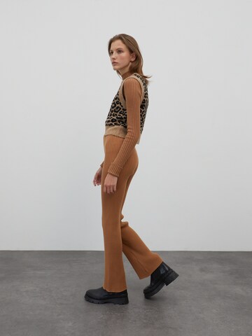 Coupe slim Pantalon 'Vivi' EDITED en marron