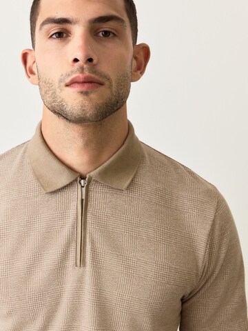 Tricou de la Next pe maro
