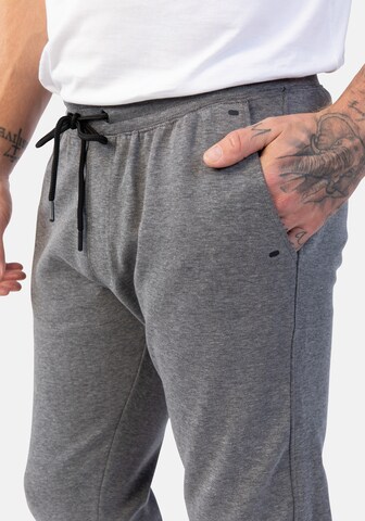 Hero Slimfit Sporthose 'James' in Grau