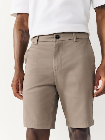 Next Slimfit Shorts in Braun