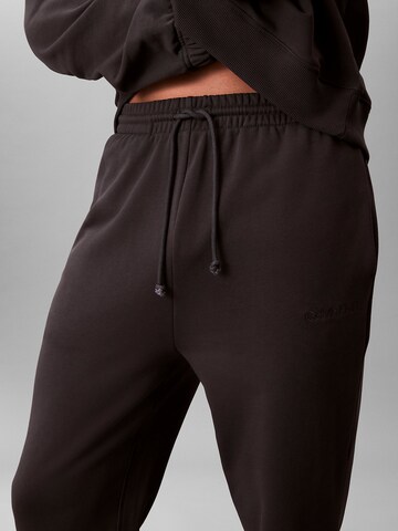 Calvin Klein Tapered Hose in Schwarz