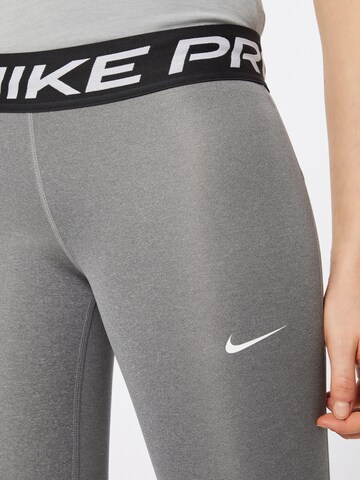 NIKE Skinny Športové nohavice 'Pro' - Sivá