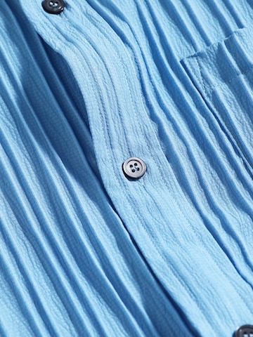 ALLTHEMEN Comfort fit Button Up Shirt in Blue