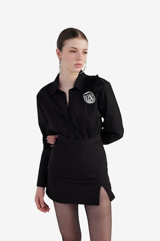 HOLLY LOLLY Blouse in Black: front