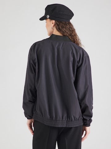 melns Karl Lagerfeld Starpsezonu jaka: no aizmugures