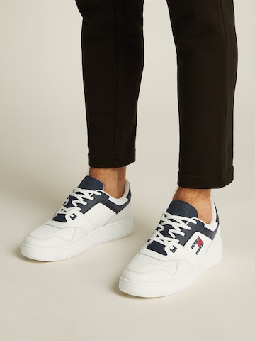 Tommy Jeans Matalavartiset tennarit 'RETRO BASKET ESS' värissä sininen