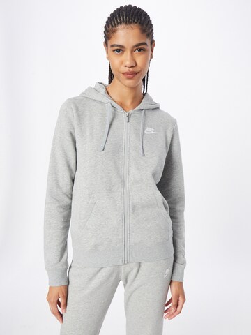 Veste de survêtement 'Club Fleece' Nike Sportswear en gris : devant