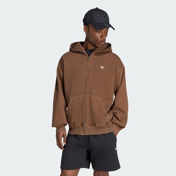 ADIDAS ORIGINALS - Sudadera con cremallera 'Trefoil Essentials' en marrón: frente