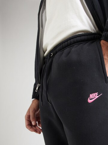 Tapered Pantaloni 'CLUB' de la Nike Sportswear pe negru