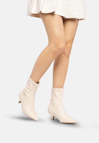 Salinyang Ankle Boots in Beige