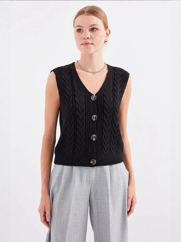 Bigdart Knitted Vest in Black: front