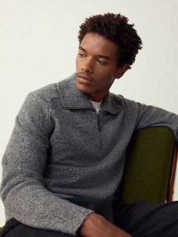 Next Svetr – šedá