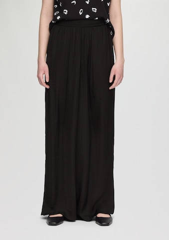 QS Regular Trousers in Black: front