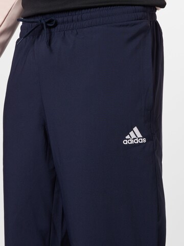 ADIDAS SPORTSWEAR - Tapered Pantalón deportivo 'Essentials Stanford' en azul