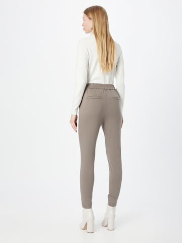 Tapered Pantaloni con pieghe 'Eva' di VERO MODA in verde