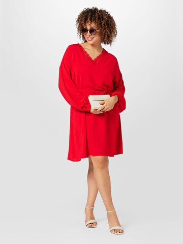 Vero Moda Curve فستان 'LYRA' بلون أحمر