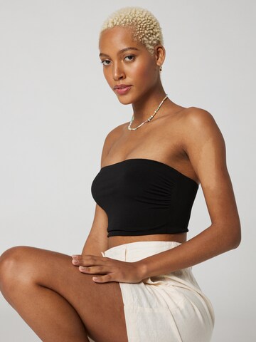 A LOT LESS Top in Zwart: voorkant