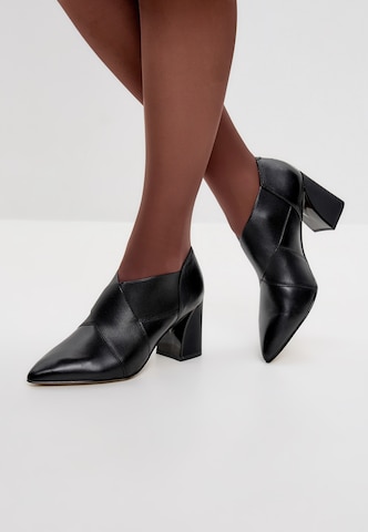 CESARE GASPARI Hochfrontpumps in Schwarz