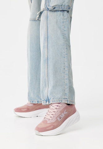 BRITISH KNIGHTS Sneaker low 'SURGE' i pink: forside