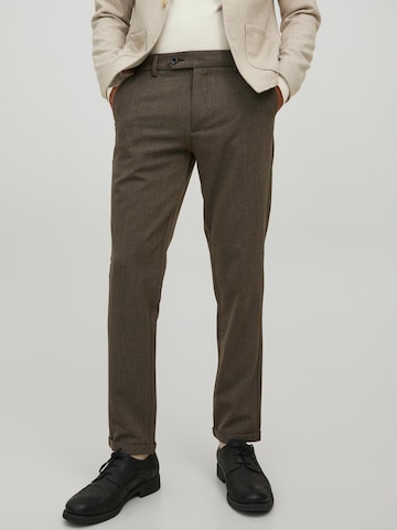 JACK & JONES - Slimfit Pantalón chino 'Marco Connor' en marrón: frente