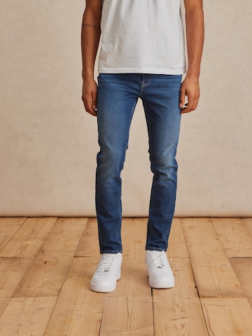 DAN FOX APPAREL Regular Jeans 'Lian' in Blauw: voorkant