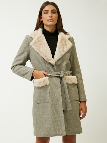 Cappotto di mezza stagione di Influencer in grigio: frontale