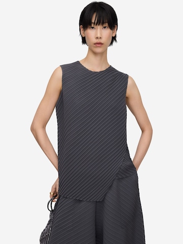 Haut Adolfo Dominguez en gris : devant