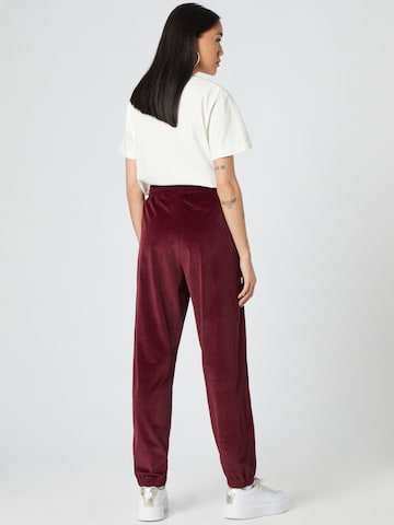 Effilé Pantalon 'Dominic' ABOUT YOU x Dardan en rouge