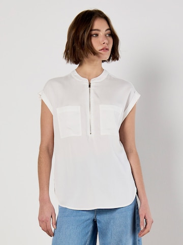 Apricot Zip Front Patch Pocket Top ' ' in Beige: Vorderseite