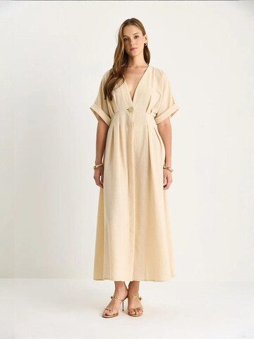 Abito di Bianco Lucci in beige: frontale