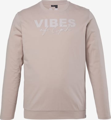 Men Plus Shirt in Grey: front