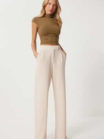 Wide leg Pantaloni con piega frontale di Happiness İstanbul in beige