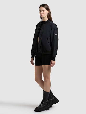 khujo - Chaqueta de entretiempo 'Rylee' en negro