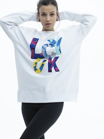 SCR. Sporttrui 'ILONA' in Wit: voorkant