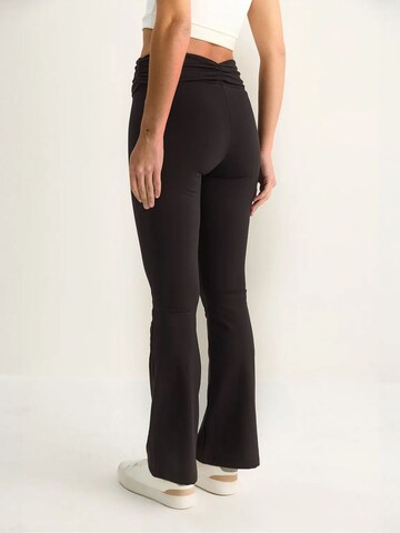 Flared Pantaloni di Bianco Lucci in nero