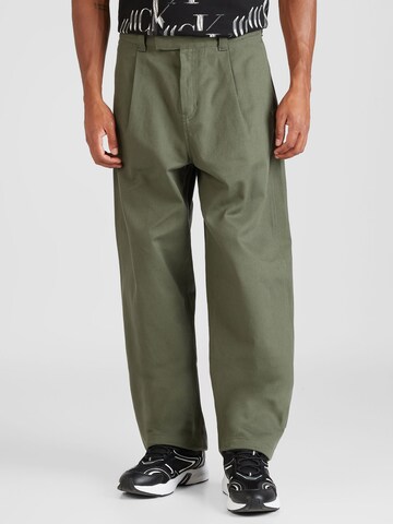 Calvin Klein Jeans Regular Pleat-front trousers in Green: front