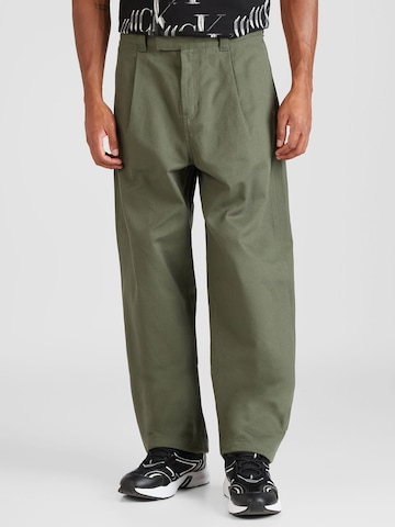 Calvin Klein Jeans Regular Pleat-Front Pants in Green: front