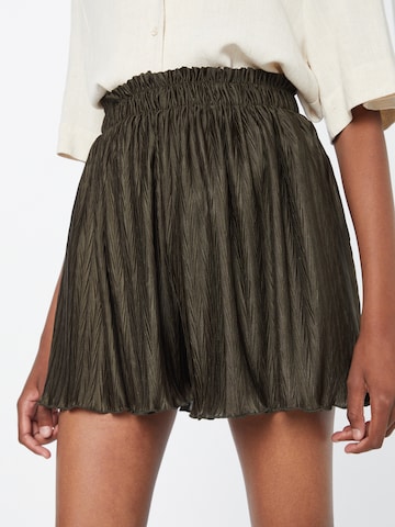 ABOUT YOU Wide Leg Shorts 'Thora' in Grün