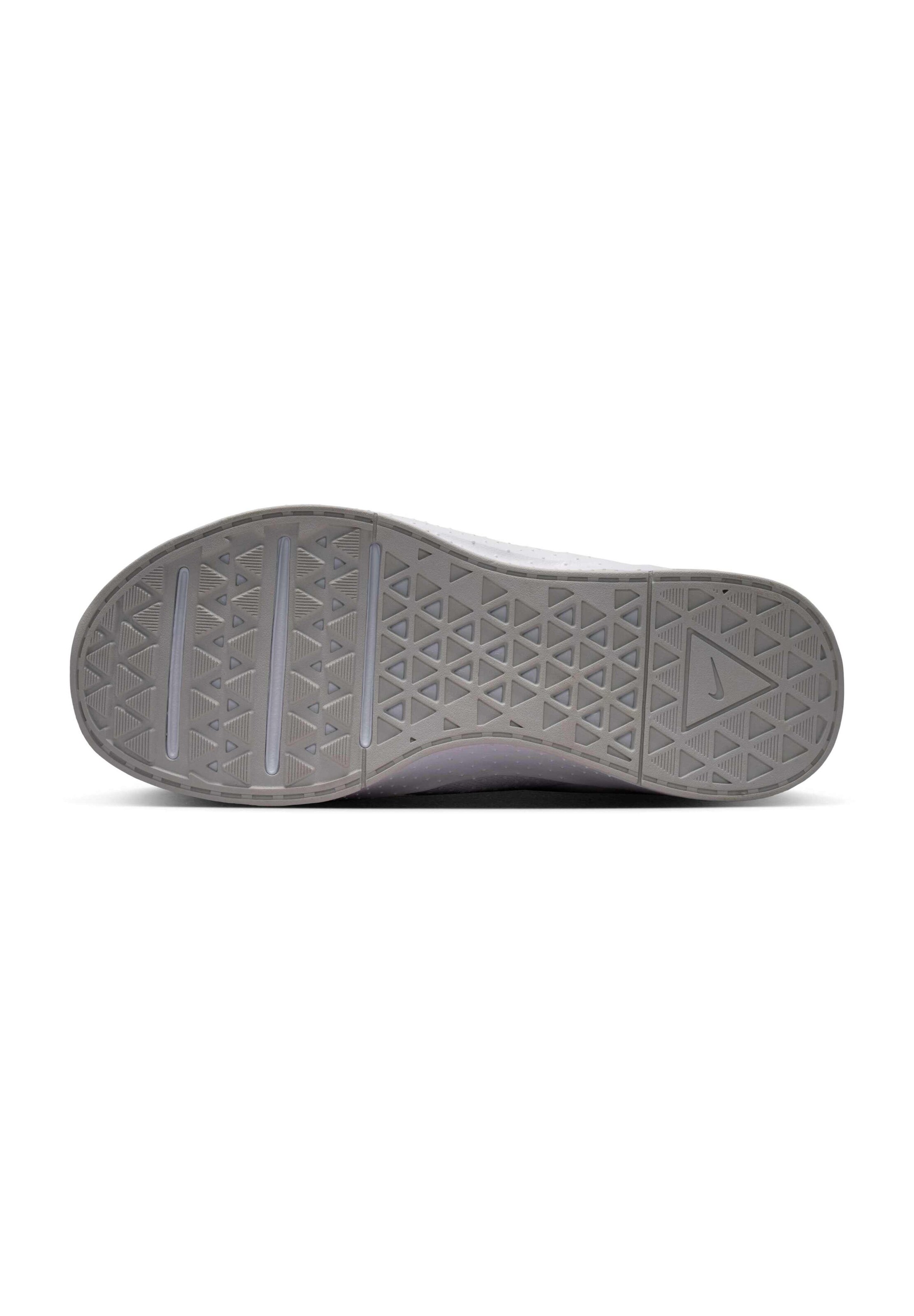 Chaussure de sport 'MC Trainer 4' NIKE en blanc