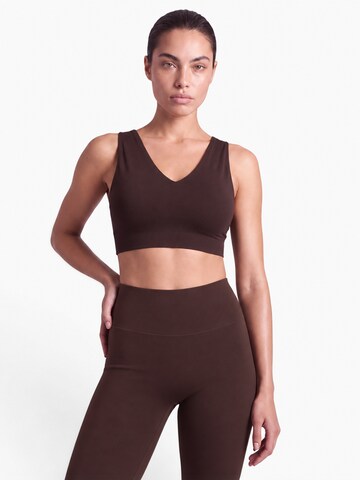 V!BE STUD!OS Bustier Sport-BH in Braun: Vorderseite