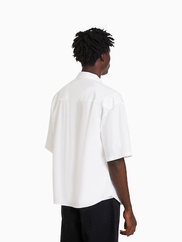 Comfort fit Camicia di Bershka in bianco
