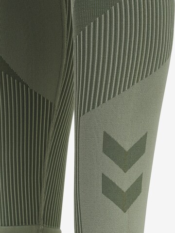 Skinny Pantaloni sportivi di Hummel in verde