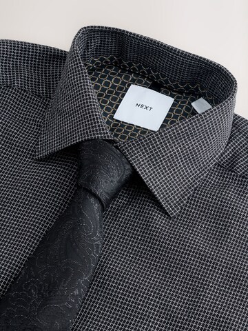 Next Regular Fit Set: Hemd und Krawatte in Grau