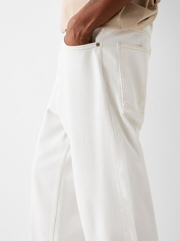 Bershka Lużny krój Jeansy w kolorze biały