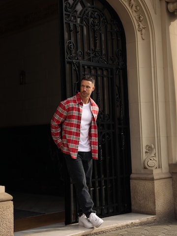DAN FOX APPAREL جينز مضبوط قميص 'Lasse' بلون أحمر