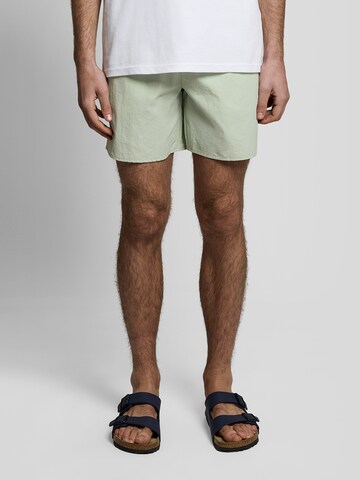 Lyle & Scott Loosefit Badeshorts in Grün